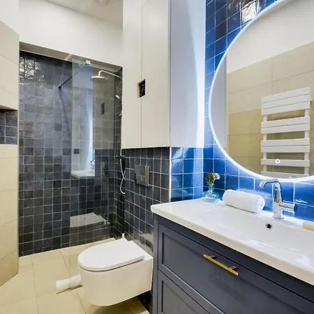 New And Renovated Amazing Flat In Heart Of