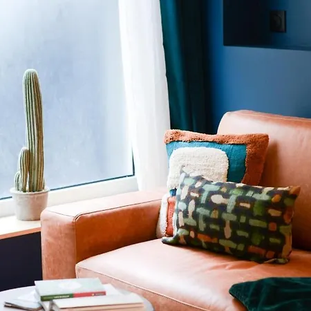 New And Renovated Amazing Flat In Heart Of Apartment *
